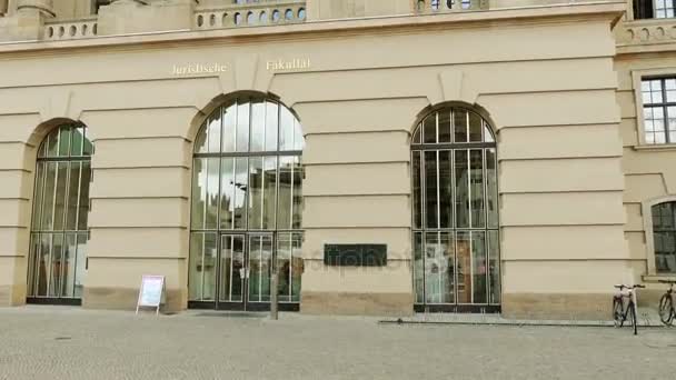 L'Old Library at Bebelplatz 1 è un edificio situato nel quartiere Mitte di Berlino, di fronte all'Opera di Stato. Due edifici di biblioteca e palais sono ora sede della Facoltà di Giurisprudenza dell'Università Humboldt
. - Filmati, video