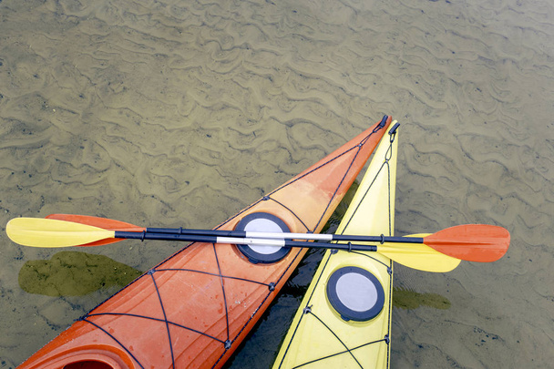 Camping con kayaks en la orilla del río
. - Foto, Imagen