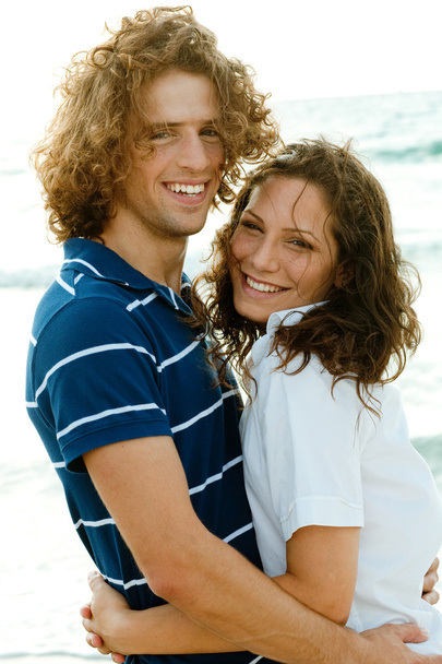 Adorável casal abraçando na praia
 - Foto, Imagem