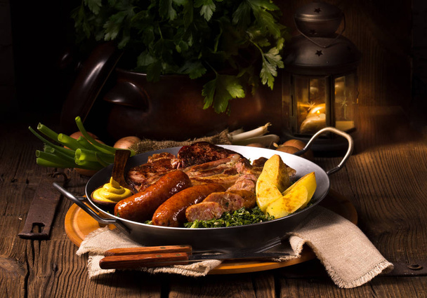 smoked sausages with potatoes on frying pan (winter gruenkohl) - Foto, Imagem