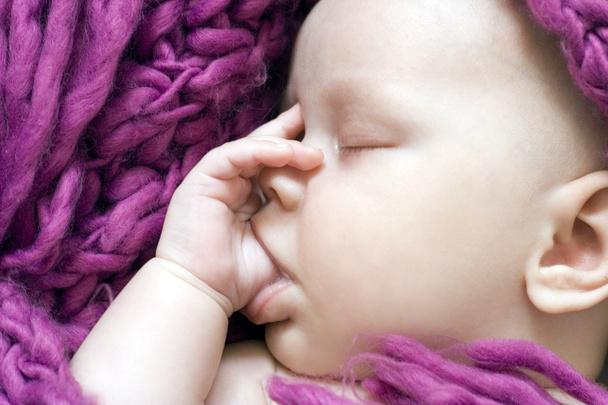 Nukkuva tyttövauva
 - Valokuva, kuva