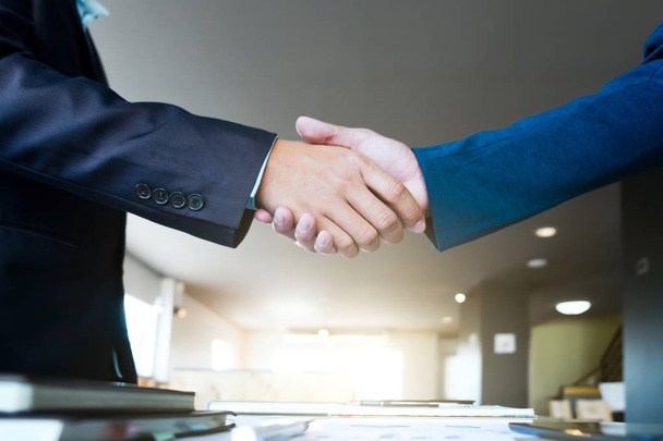 Business man handshake dealing, saluto e business partner con
 - Foto, immagini