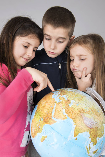 Kids looking globe - Fotoğraf, Görsel