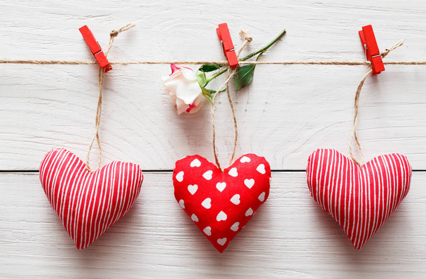 Valentine den pozadí, polštář srdce hranice na dřevo - Fotografie, Obrázek