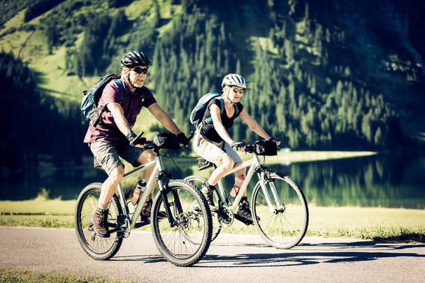 Cycling Seniors by the Lake - Foto, Imagem