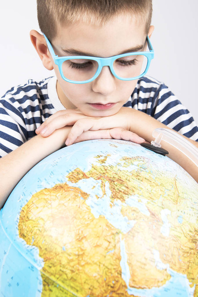 School boy looking at globe - Photo, Image