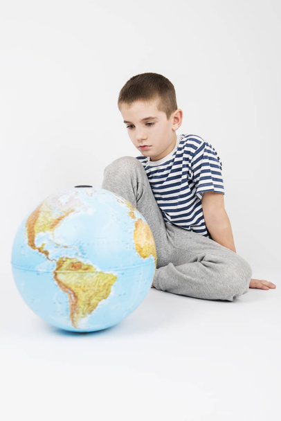 boy looking at globe - Foto, afbeelding