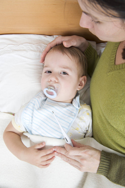 Μωρό με πυρετό - Φωτογραφία, εικόνα