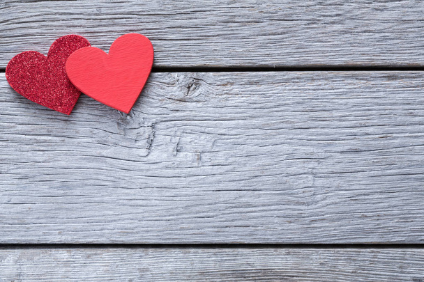 Ημέρα του Αγίου Βαλεντίνου ημέρα ξύλινο υπόβαθρο, χειροποίητες καρδιές σε ξύλο, αντίγραφο χώρου - Φωτογραφία, εικόνα