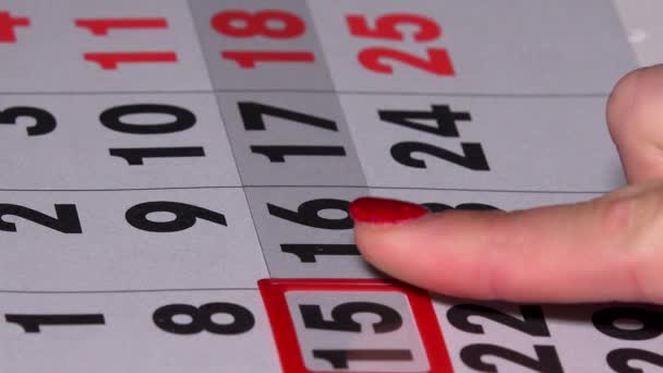 Επιχειρήσεων γυναίκα δάχτυλο ώθησης κόκκινο δείκτη στη σελίδα ημερολόγιο - Πλάνα, βίντεο