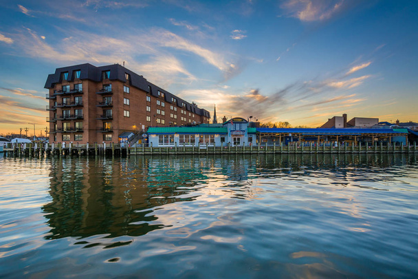 The waterfront at sunset, in Annapolis, Maryland. - Фото, изображение