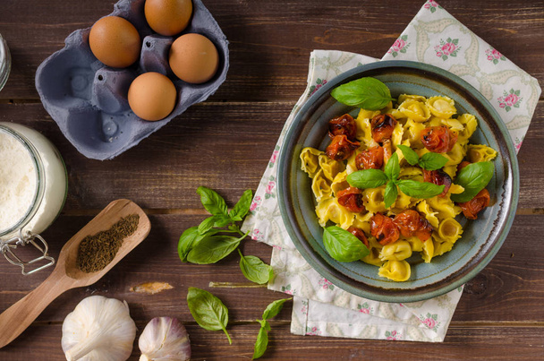 Tortellini with roasted vegetable and herbs - Фото, изображение
