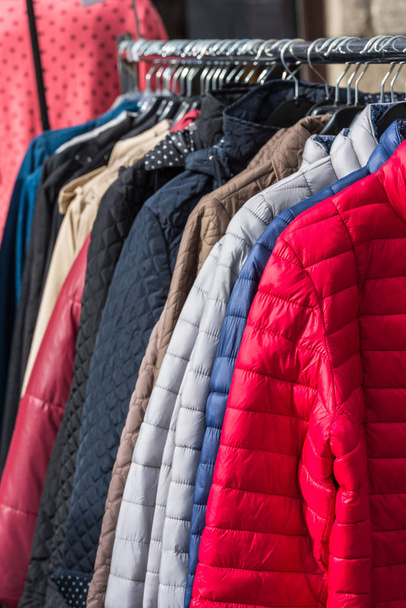 Χειμωνιάτικα ρούχα που κρέμονται στο κατάστημα - Φωτογραφία, εικόνα
