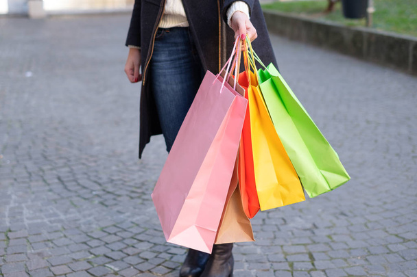 Kobieta trzyma sporo shopper torby - Zdjęcie, obraz
