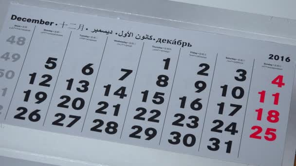Коло жіночої руки 25 днів грудня на календарі та подарунковій коробці для фарби
 - Кадри, відео
