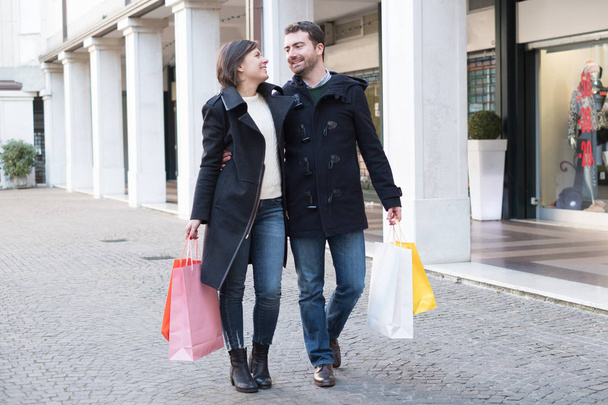 Couple dans le temps de shopping
   - Photo, image