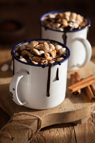 s 'mores chocolate quente mini marshmallows canela bebida de inverno
 - Foto, Imagem