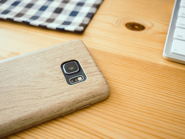 Smartphone on wooden desk. - Fotoğraf, Görsel