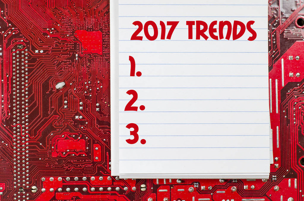赤い古い汚いコンピューター回路基板と 2017年動向本文コンセプト - 写真・画像