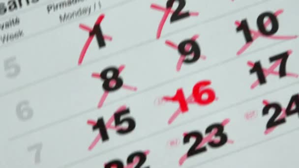 Kalendář listy padají na stůl - Záběry, video
