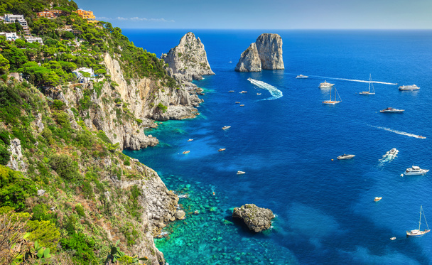 Ostrov Capri, pláž i Faraglioni útesy, Itálie, Evropa - Fotografie, Obrázek