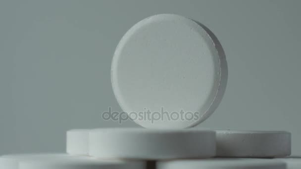 witte tabletten draaien op een witte achtergrond - Video