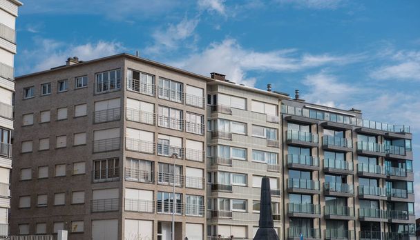 Architektur in koksijde - alte und neue Wolkenkratzer - Foto, Bild