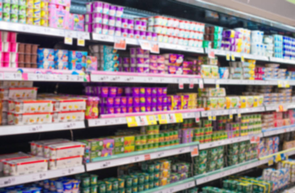 Süt ürünlerinde de süpermarkette rafların bulanık görüntü. - Fotoğraf, Görsel