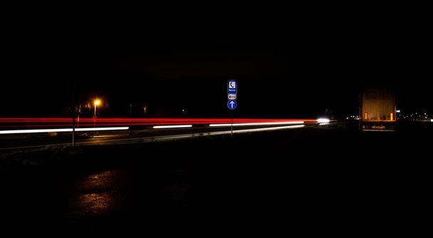 Знак аварійної зупинки вночі на вулиці
 - Фото, зображення
