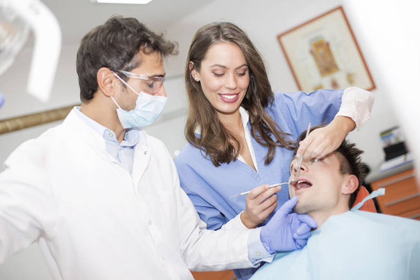 Jonge man met tandheelkundige chekup - Foto, afbeelding