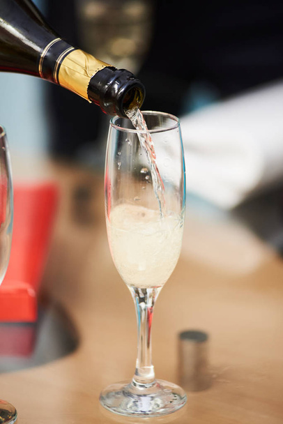 Bottiglia di champagne con bicchiere
 - Foto, immagini
