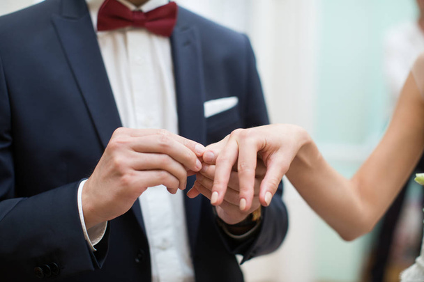 mariée et marié changent d'anneaux sur le mariage
 - Photo, image