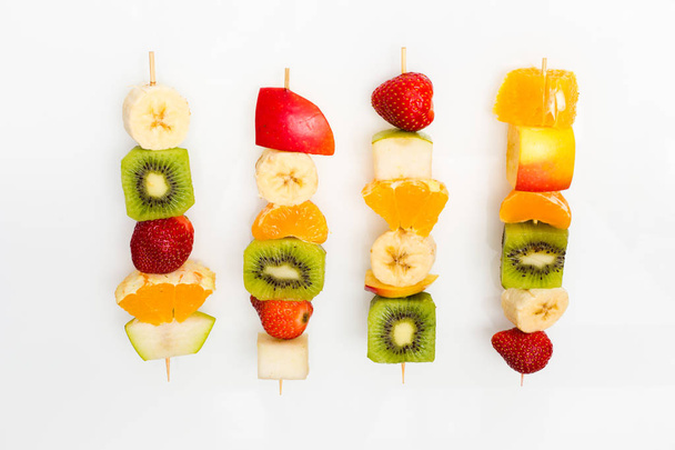 fruit spiezen het begrip van gezond eten  - Foto, afbeelding