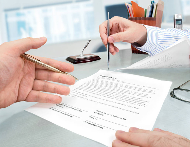 Signing a Contract - Фото, изображение