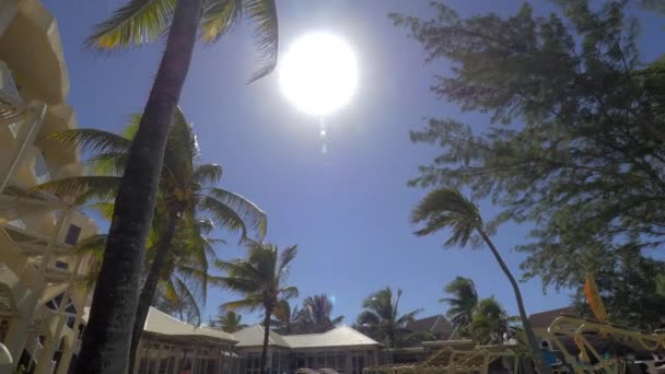 Jasné slunce svítí nad letním letoviskem na Mauriciu - Záběry, video