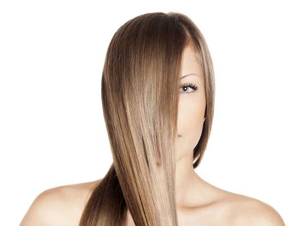 Retrato de cerca de una hermosa joven con elegante pelo largo y brillante, peinado conceptual
 - Foto, imagen