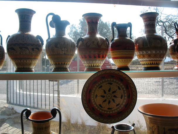 jarra de piedra griega clásica pintada a mano, jarras en el taller
 - Foto, imagen