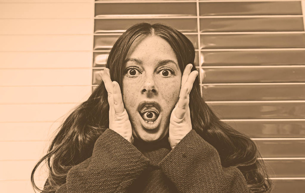 Őrült nő paranoid - Fotó, kép