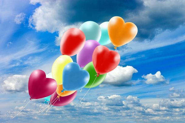 Foto van prachtige kleurrijke ballonnen op hemelachtergrond. - Foto, afbeelding