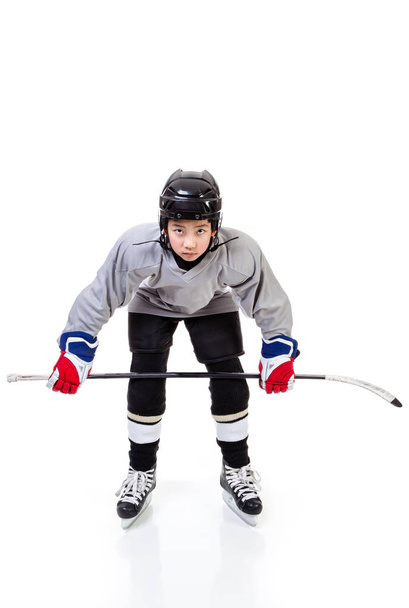 Eishockey-Nachwuchsspieler isoliert auf weißem Hintergrund - Foto, Bild
