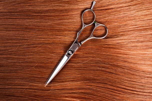 Straight healthy woman hair and scissors - Foto, afbeelding