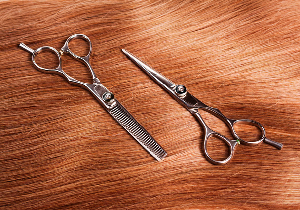 Straight healthy woman hair and scissors - Foto, afbeelding