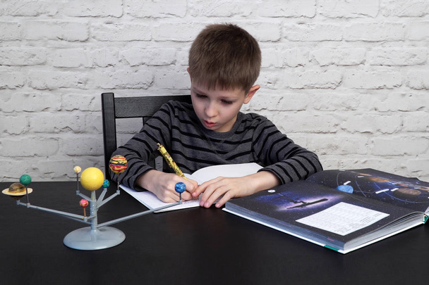 Aranyos kisfiú csinál házi feladatot - Fotó, kép