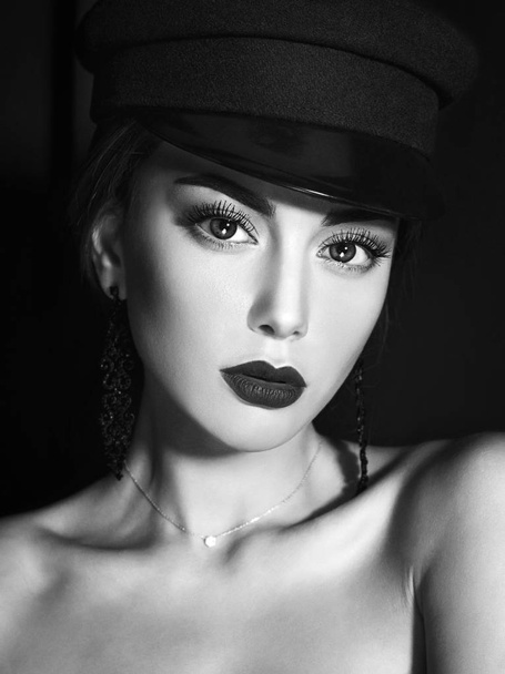 Schwarz-weiß dramatische Schönheit und Mode Nahaufnahme Porträt eines schönen kaukasischen Mädchens mit großen Augen und perfekter Haut - Foto, Bild