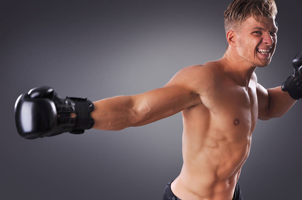 Retrato del guapo luchador muscular practicando. Concepto de estilo de vida saludable
 - Foto, imagen