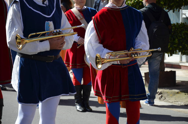  Trommler und Trompeter von oristano - sardinien - Foto, Bild