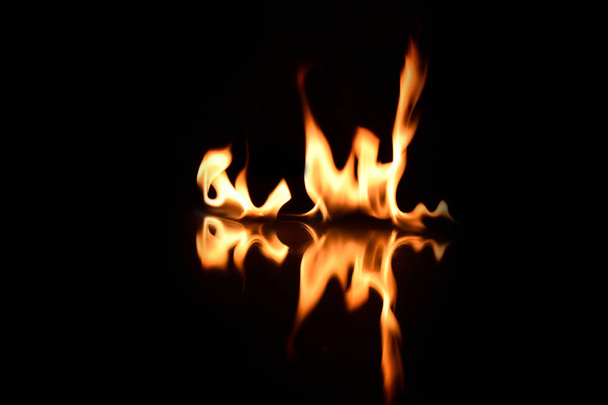   Flammen auf schwarzem Hintergrund mit Spiegelreflexion - Foto, Bild