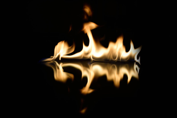  Flammen auf schwarzem Hintergrund mit Spiegelreflexion - Foto, Bild