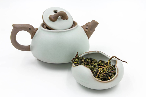Китайський зелений бірюзовий чай (краватку Гуань Інь) з невеликий горщик - Фото, зображення