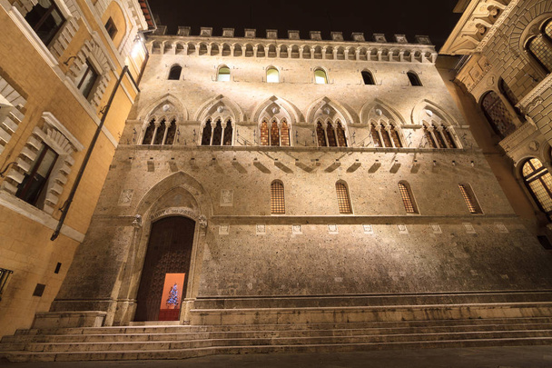 Главные ворота банка Monte dei Paschi в Сиене
 - Фото, изображение